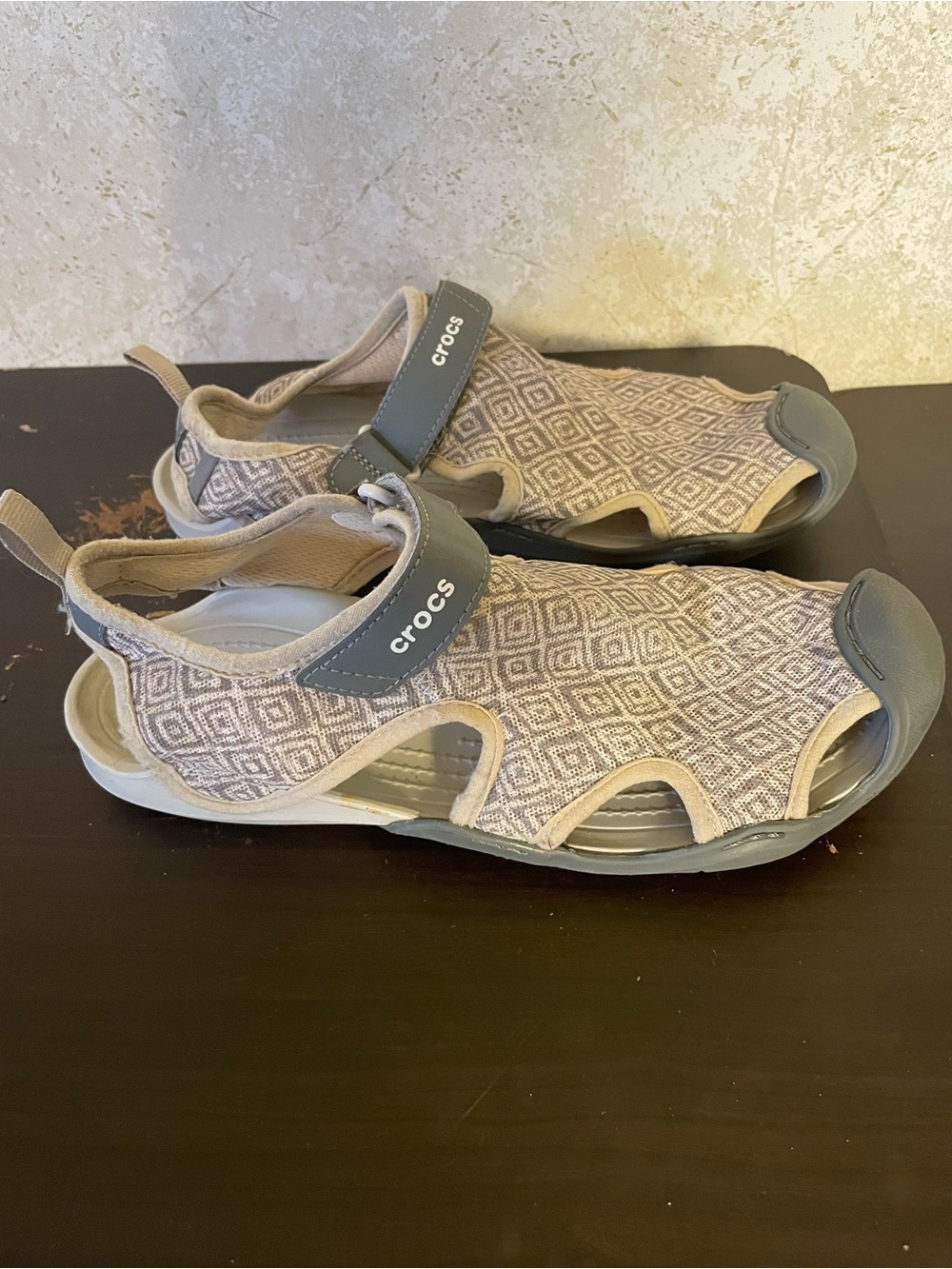 CROCS Women’s Swiftwater Graphic Mesh Gray and Tan Diamond Pattern Sandals